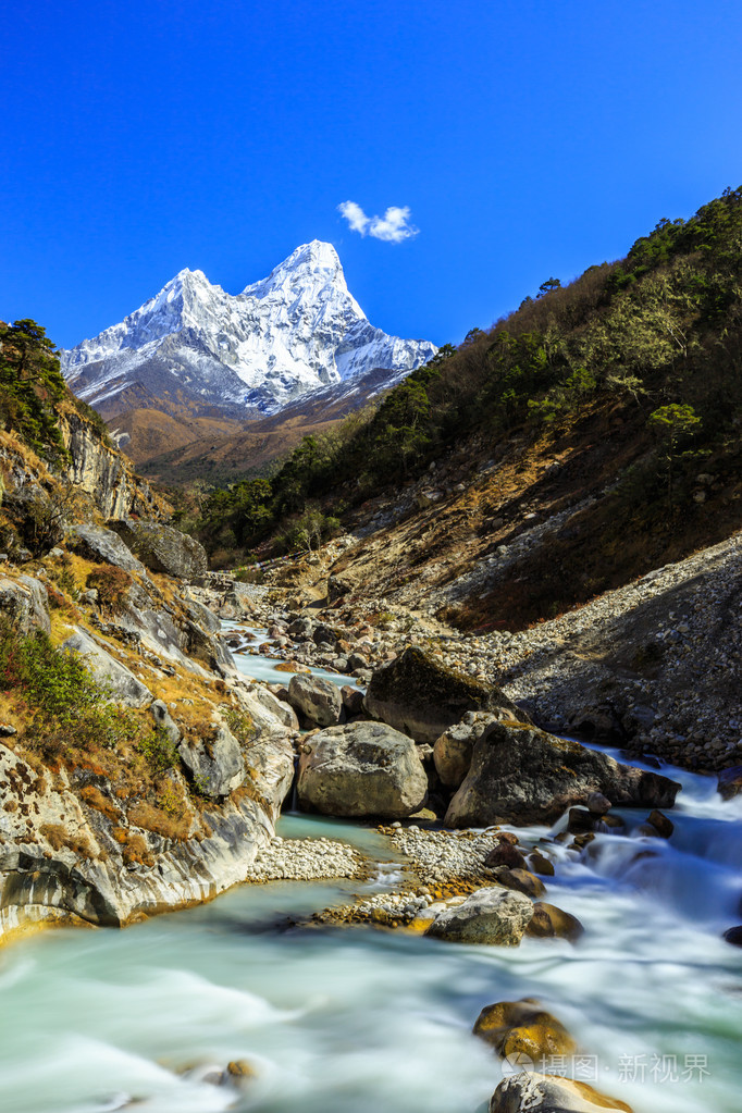 在秋天在喜马拉雅山风光