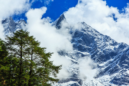 晴朗的一天在尼泊尔喜马拉雅山风景