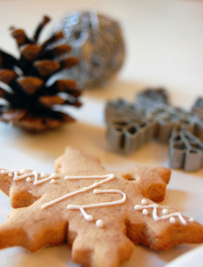 圣诞节背景用装饰品和姜饼白色木制的桌子上