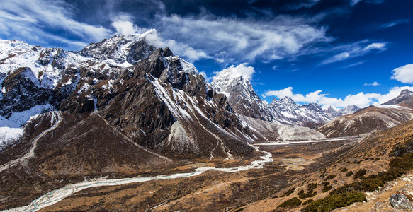 在喜马拉雅山脉的高山风景秀丽