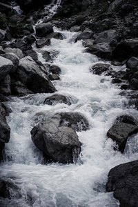 山区河流的流。黑色白色