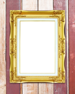 在木板墙上背景上的金框
