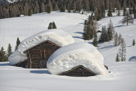 冬天雪背景的木头小屋小屋