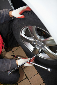 换轮胎的汽车修理工