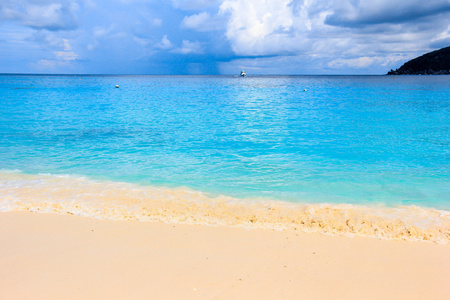 海蓝色的海滩沙子的天空太阳夏时制松弛景观