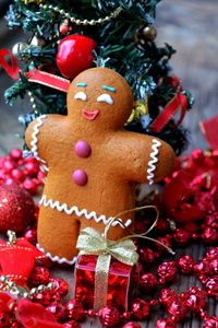 圣诞树和 cookie 人姜用面包做成的