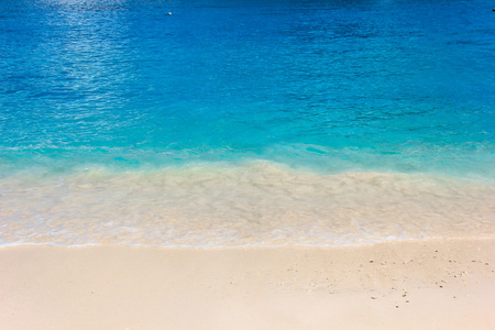 海蓝色的海滩沙子的天空太阳夏时制松弛景观