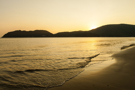 在美丽的夕阳的热带海滩