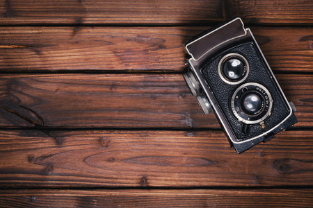 木制的背景上的老式相机