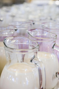 许多装有牛奶和酸奶的玻璃罐