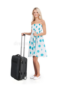 美丽的女孩拿着行李微笑着站着。