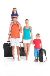 幸福的一家人背着白色的行李散步。