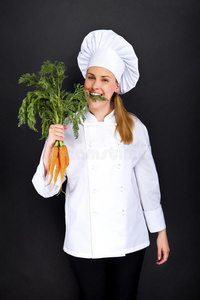 女厨师穿着白色制服，带着一束胡萝卜