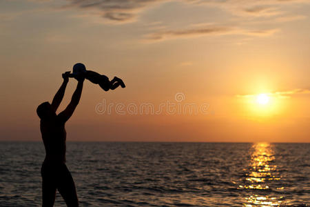 父亲和儿子一起玩日落