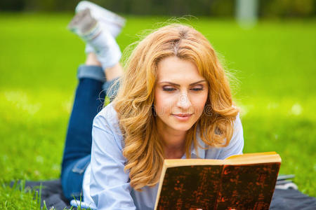 躺在草地上看书的女人