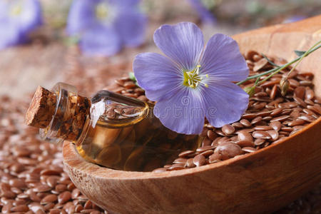 亚麻油放在玻璃瓶里，花和种子放在勺子里