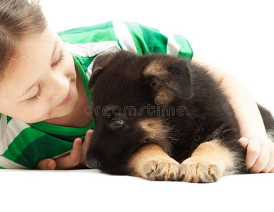 孩子抱着小狗