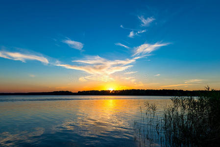 宁静的湖水和夕阳