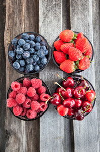 新鲜樱桃，草莓，蓝莓和覆盆子