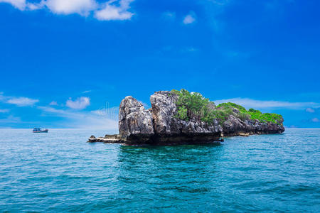 蓝天碧海的热带岩石岛