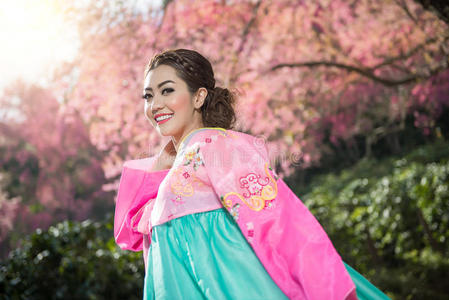 韩服韩国传统服饰和美丽的亚洲女孩wi