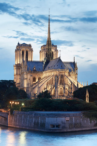 晚上巴黎圣母院