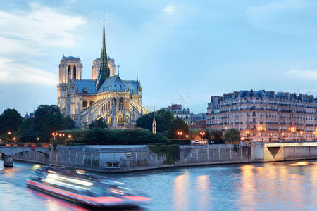 巴黎圣母院夜间大教堂