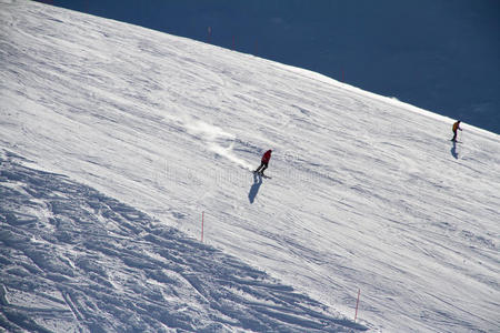 滑雪场下山的滑雪者。