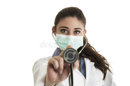 年轻漂亮的女医生戴着面具