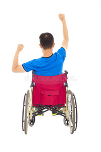 残疾人坐在轮椅上摆拳头姿势