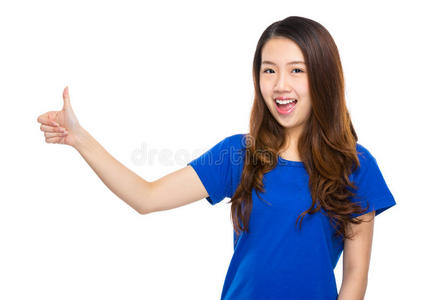 亚洲女青年竖起大拇指