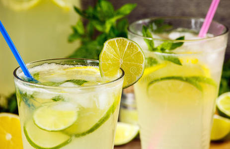 新鲜度水果味新鲜柠檬水饮料照片