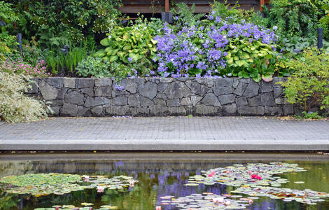 夏季花园露台池塘