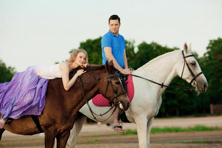 情侣骑马.一个年轻的男人和一个漂亮的女人在海上.只读存储器照片