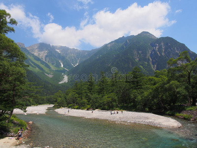 日本长野kamikochi的azusa河和hotaka山脉