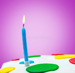 点燃生日蛋糕上的蜡烛