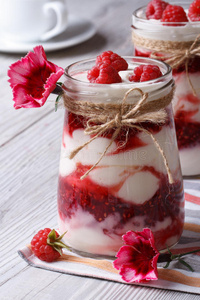 树莓酸奶特写在一张装饰着鲜花的桌子上
