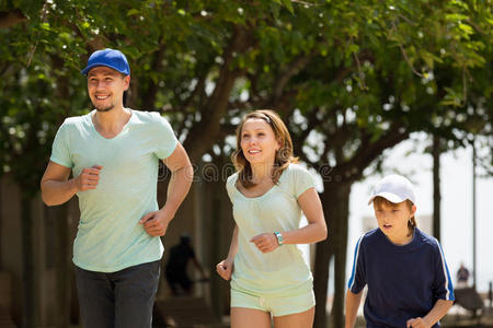公园 活动 衣服 男孩 家庭 公司 移动 跑步 小孩 竞争