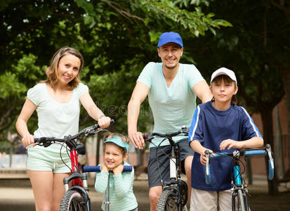 幸福 外部 母亲 儿童 家庭 公园 健身 小型摩托车 白种人
