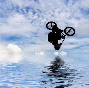 一个骑着bmx自行车跳伞的人。