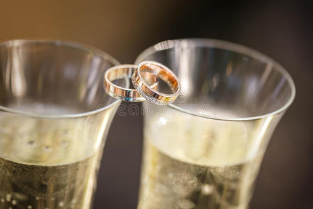 结婚戒指放在香槟酒杯上