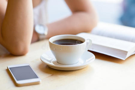 女孩在咖啡馆看书喝咖啡照片