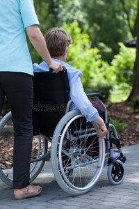 护士推着残疾妇女的轮椅