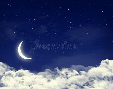 月亮和星星在多云的夜空中