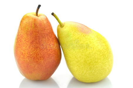 白色背景上分离的成熟多汁梨