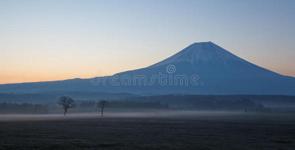 日出前的富士山