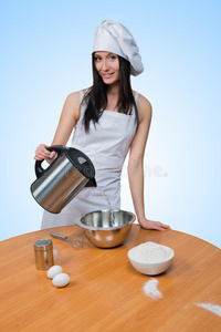 女厨师准备面团。