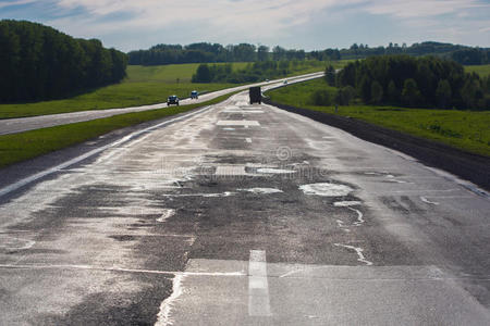 在空旷的道路上行驶