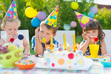 儿童户外生日派对照片
