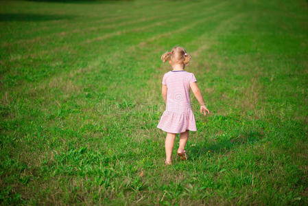 奔跑的小女孩图片